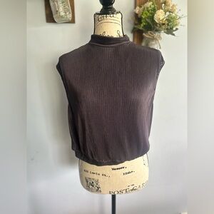 Ro+De blouse athletic cropped sporty key hole on back gym lightweight